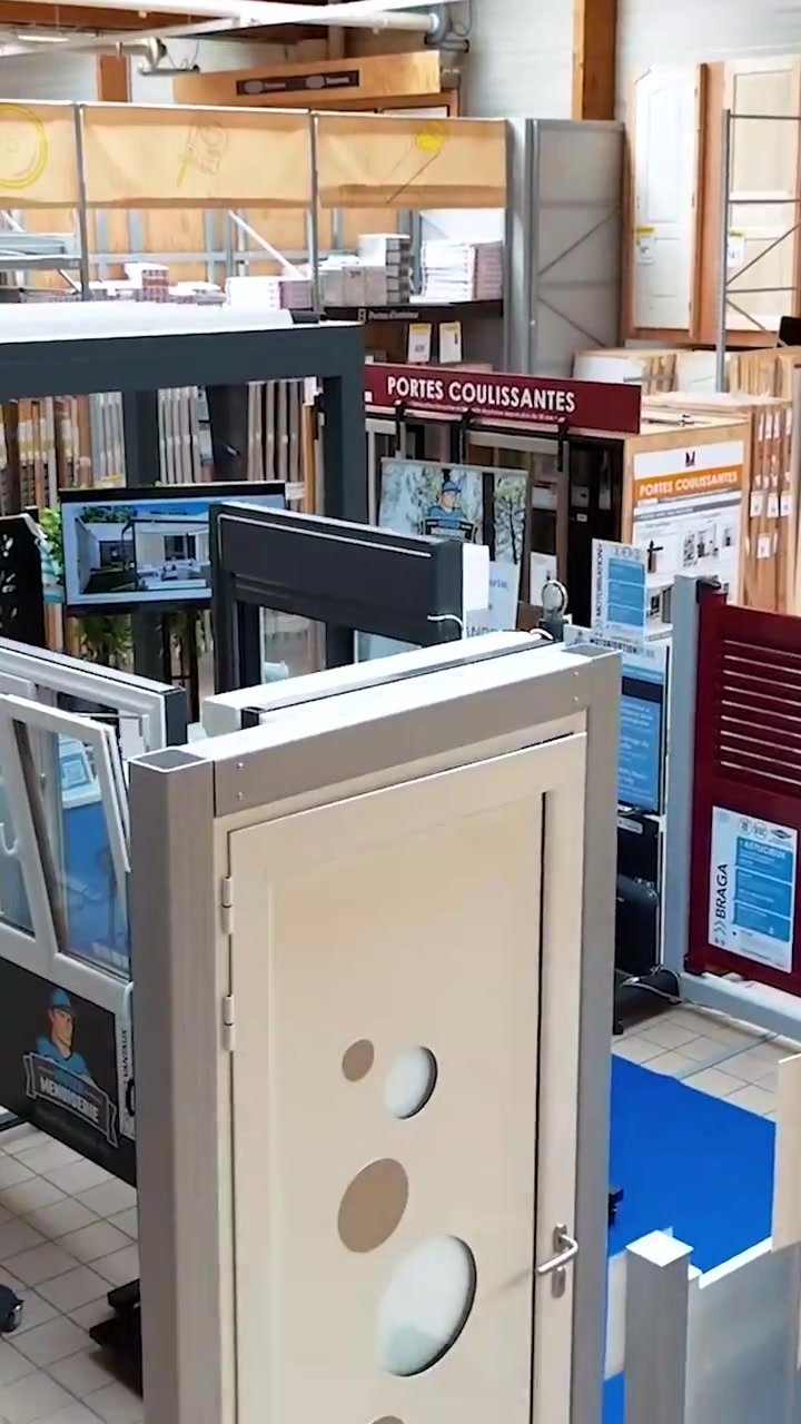 Vue des produits et du magasin Mister Menuiserie, extraite d’une vidéo créée pour les réseaux sociaux.